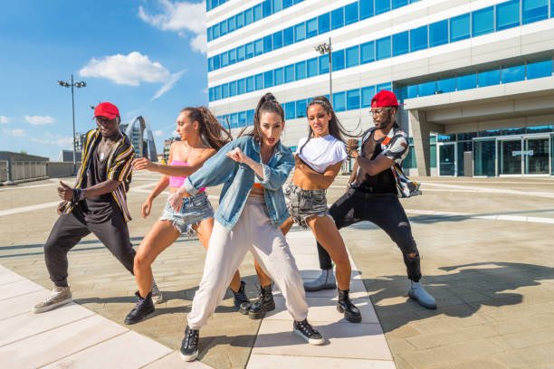 Hip hop crew dancing – Multiracial group of people having fun outdoors